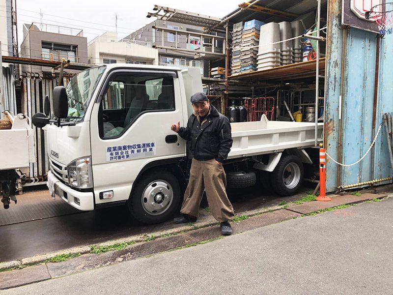 新車トラックと親方Y