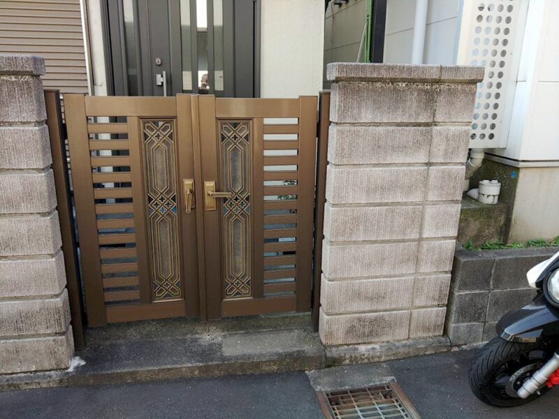 渋谷区・ブロック塀と門扉の解体工事Before